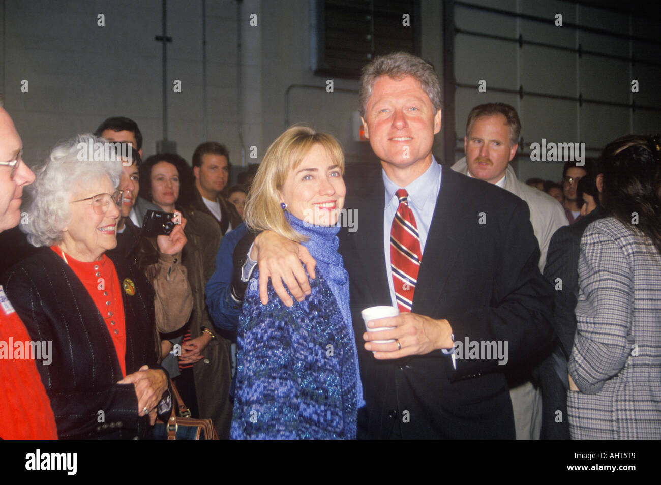 Bill et Hillary Clinton, lors d'un rassemblement électoral St Louis en 1992 Bill Clinton s dernier jour de campagne à St Louis Missouri Banque D'Images