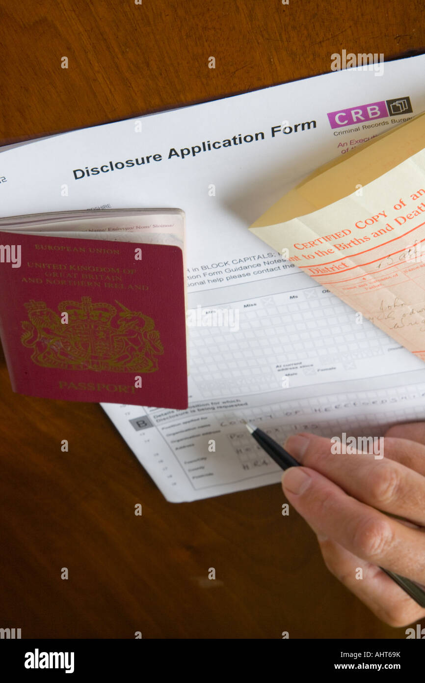 Formulaire de demande de divulgation CRB avec Passeport et certificat de naissance Banque D'Images