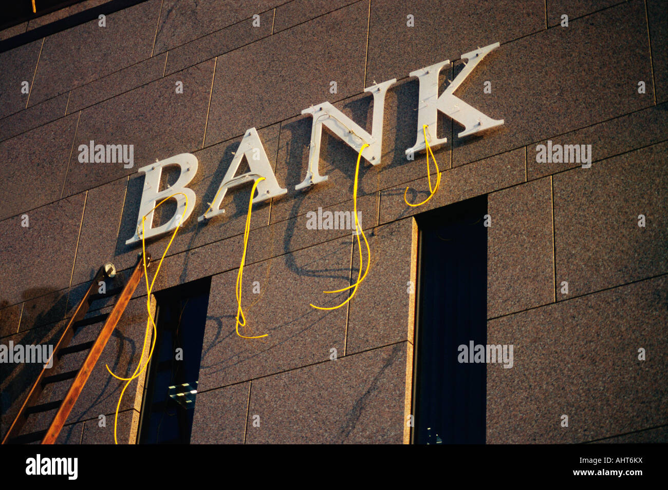 La façade de l'immeuble avec le logo de la banque en construction Banque D'Images