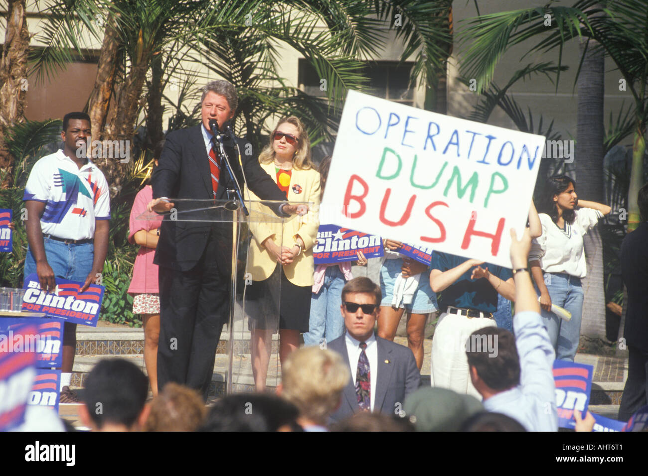 Gouverneur Bill Clinton parle à un rassemblement de l'UCLA en 1992 à Los Angeles en Californie Banque D'Images