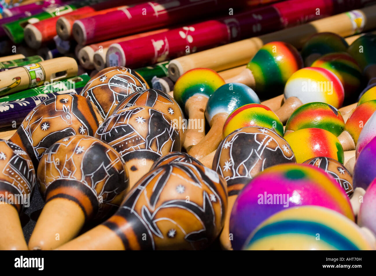 Affichage des instruments de musique mexicaines colorées à la vente y ...