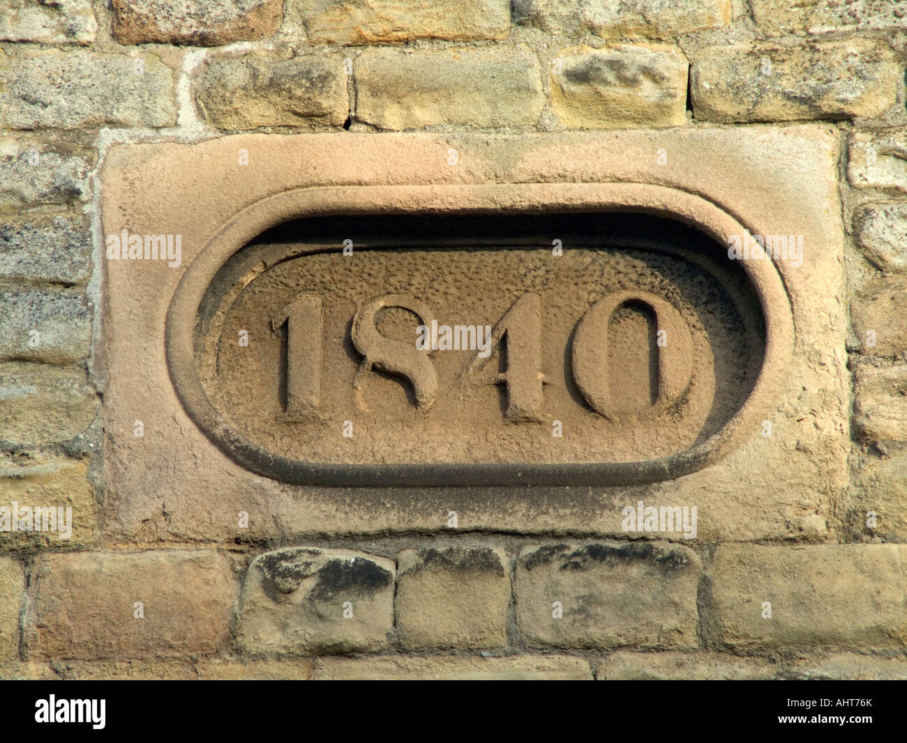 Date Pierre de 1840 sur le bâtiment de l'école du village à Rowsley dans le Derbyshire, Angleterre Banque D'Images