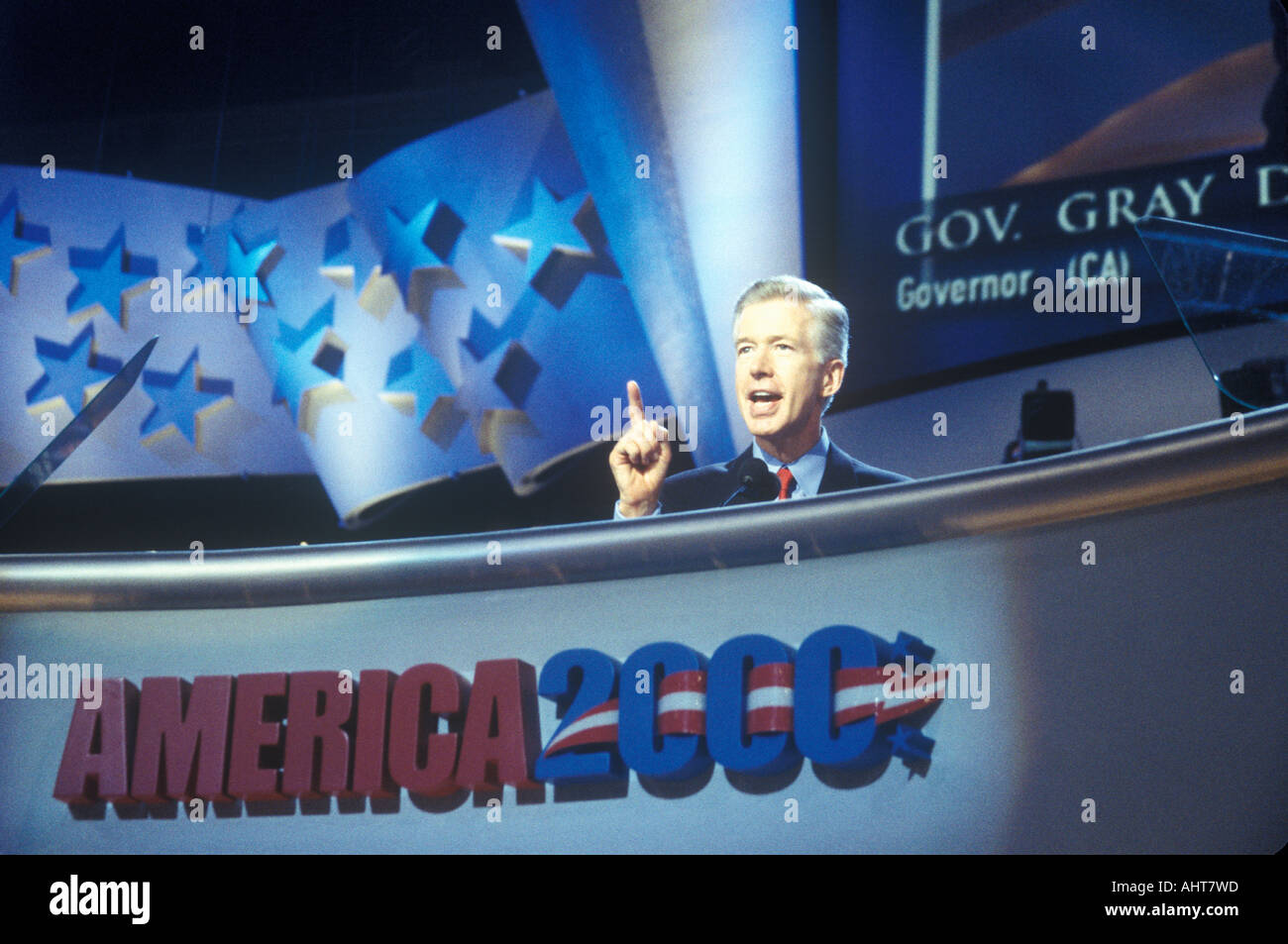 Ancien gouverneur de la Californie Gray Davis s'adresse à la foule lors de la Convention démocratique de 2000 au Staples Center Los Angeles CA Banque D'Images
