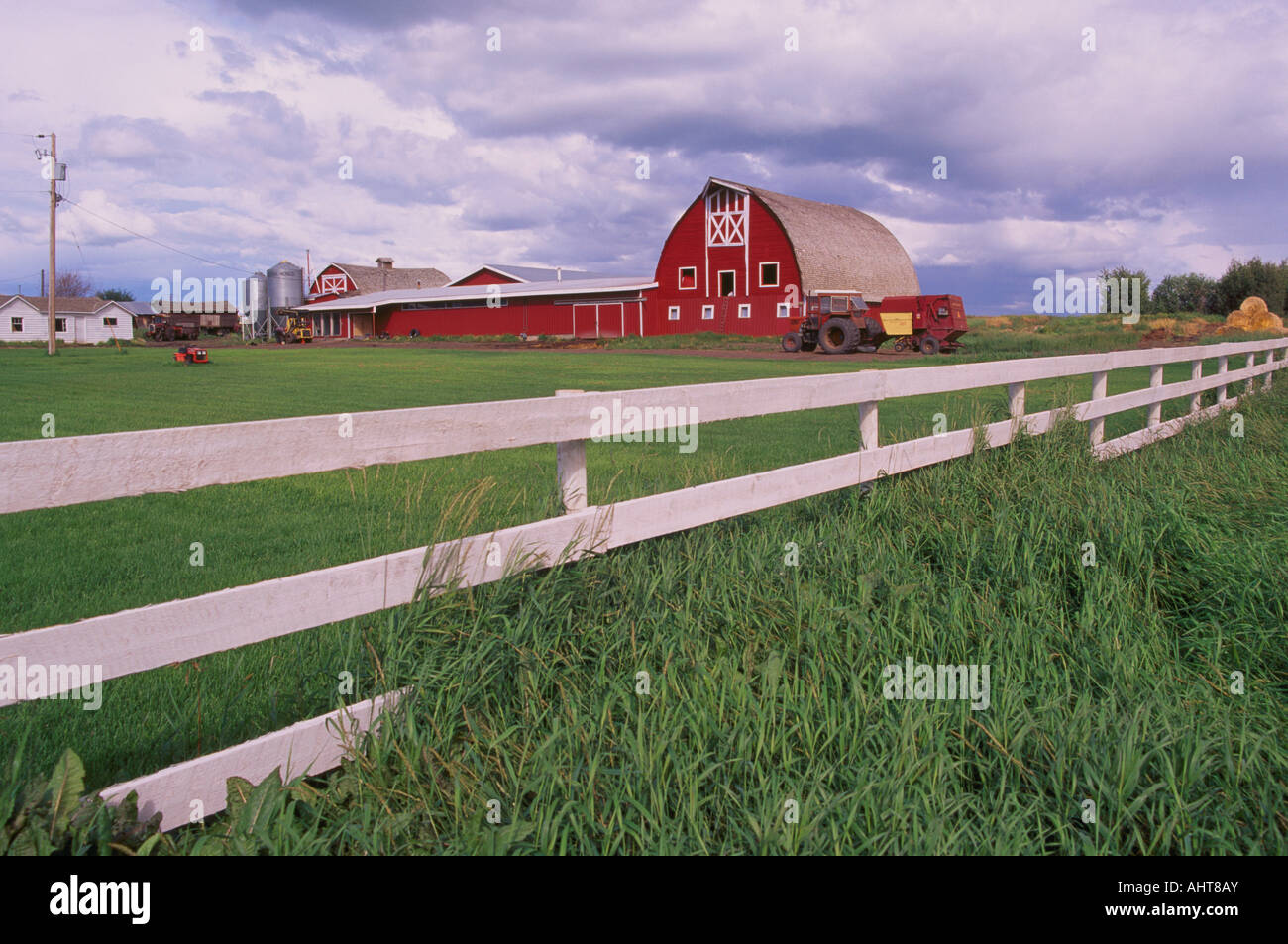 Une grange rouge et blanc clôture sur une ferme près de Dawson Creek dans le 'Pays' Peace River of Northern British Columbia Canada Banque D'Images