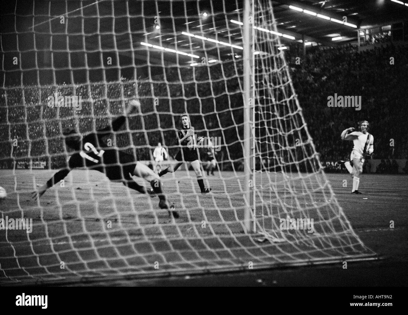 Football, coupe d'Europe, 1971/1972, huitième finale, première étape, Borussia Moenchengladbach vs Inter Milan 7:1, Boekelberg Stadium à Moenchengladbach, chance de marquer à Gladbach par Guenter Netzer (MG) droit, keeper Ivano Bordon (Milan, 12) par contre Banque D'Images