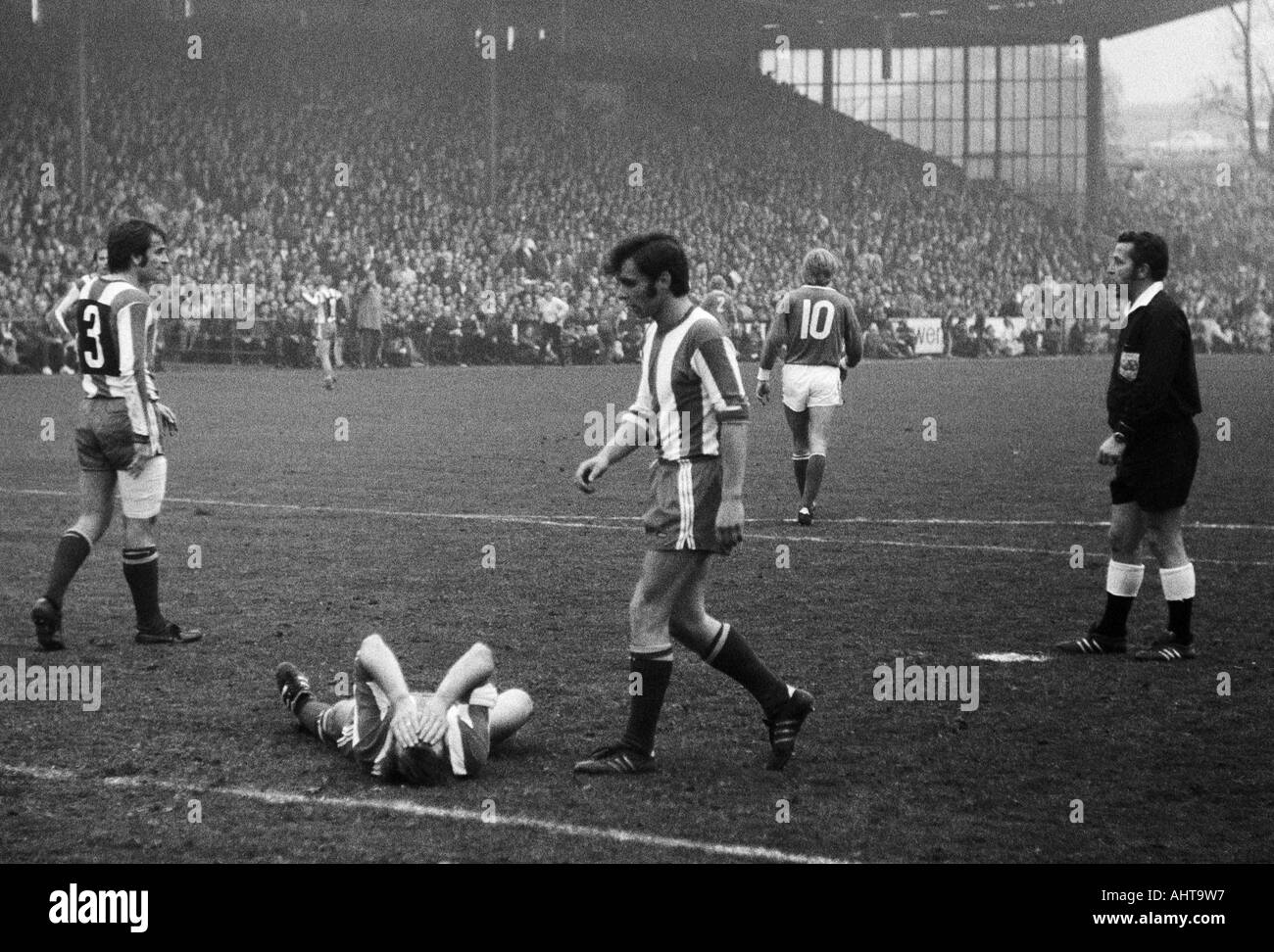 Football, Bundesliga, 1971/1972, le FC Schalke 04 contre 1. FC Kaiserslautern 3:0 Stade, Glueckaufkampfbahn à Gelsenkirchen, scène du match, une pénalité pour le handball dans la boîte à Schalke, f.l.t.r. Juergen Friedrich, joueur de handball Ernst Diehl échoue, G Banque D'Images