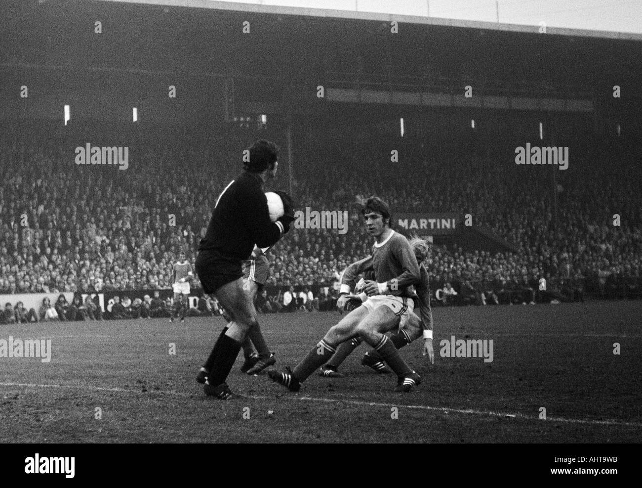 Football, Bundesliga, 1971/1972, le FC Schalke 04 contre 1. FC Kaiserslautern 3:0 Stade, Glueckaufkampfbahn à Gelsenkirchen, scène du match, Klaus Fischer (S04) droit est trop tard contre keeper Josef Elting (FCK) Banque D'Images
