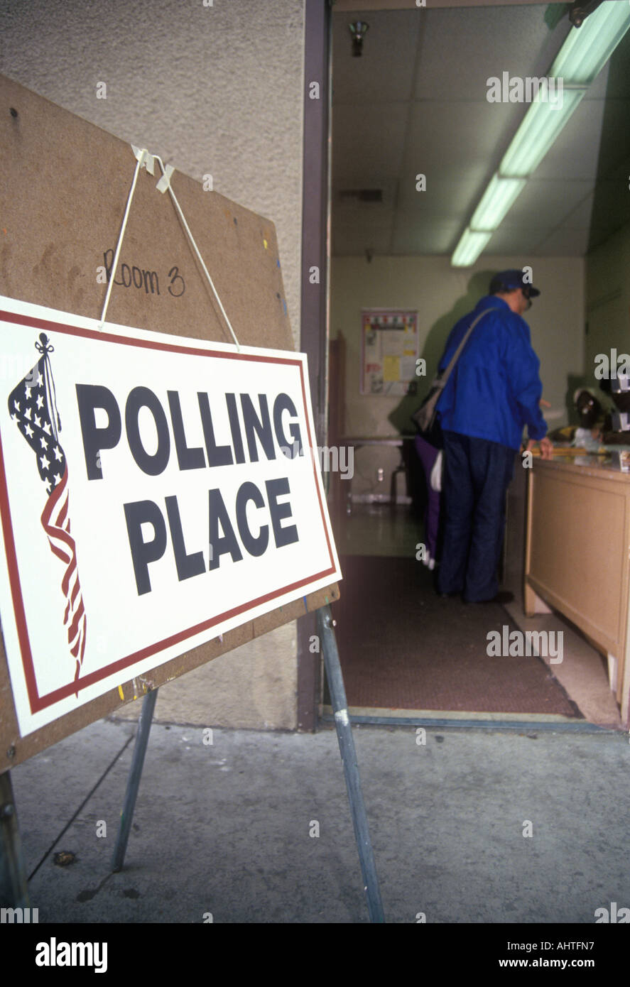 Bénévoles électoraux d'aider les électeurs dans un bureau de vote CA Banque D'Images