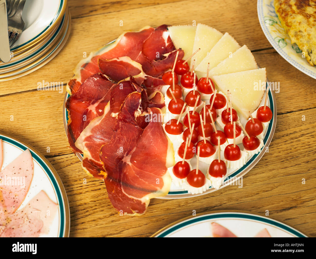 Assiette de jambon cru et de fromage sur la table, close-up Photo Stock -  Alamy