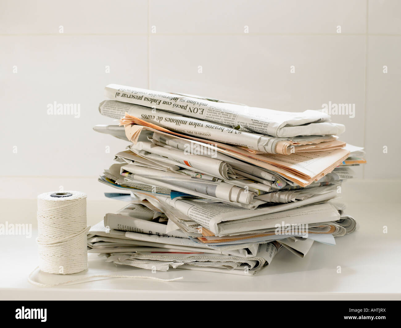 Pile de journaux et de chaînes pour recyclage Banque D'Images