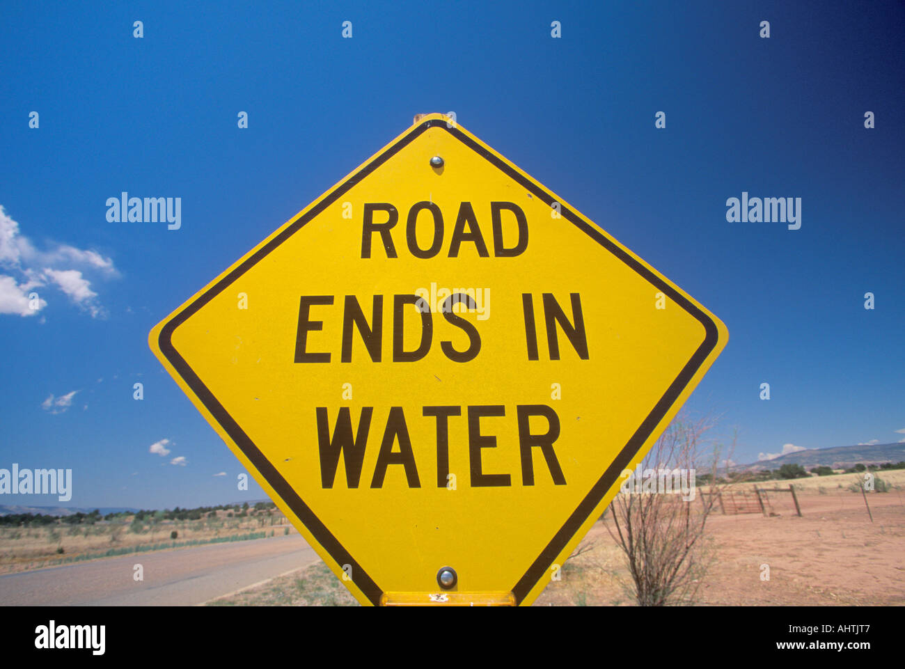 Un panneau route se termine dans l'eau Banque D'Images