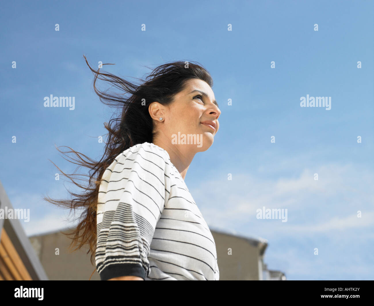 Low angle portrait of woman against sky, Alicante, Espagne, Banque D'Images
