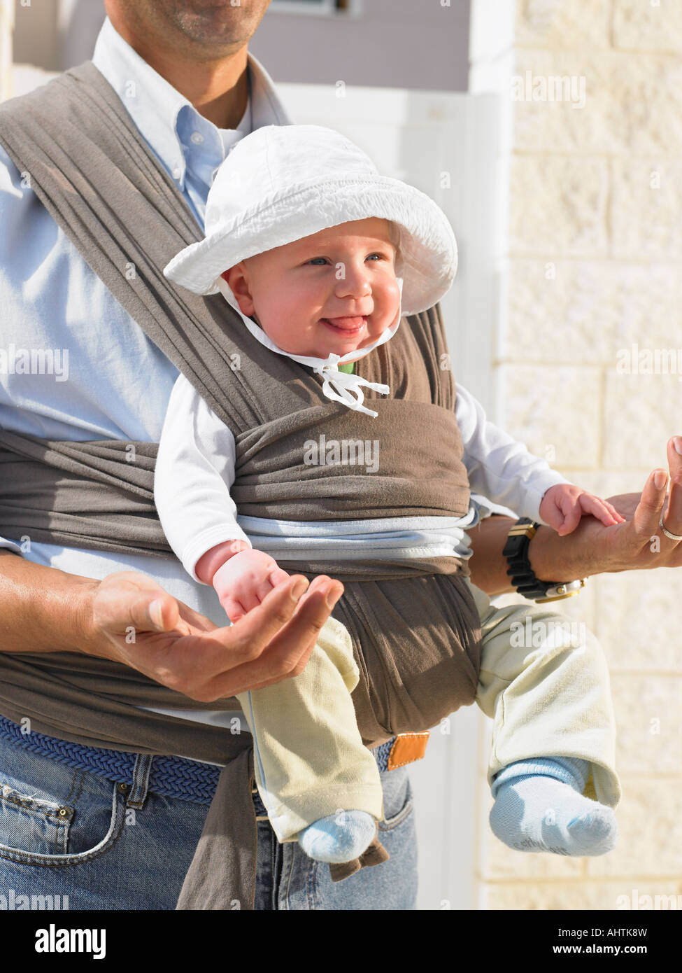 Close up of baby (5 mois) en écharpe sur la poitrine du père, Alicante,  Espagne Photo Stock - Alamy