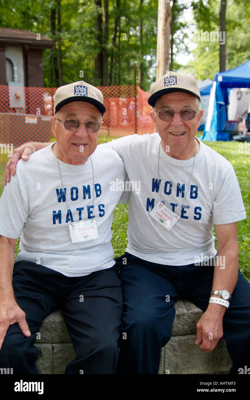 Identical twins Banque de photographies et d’images à haute résolution