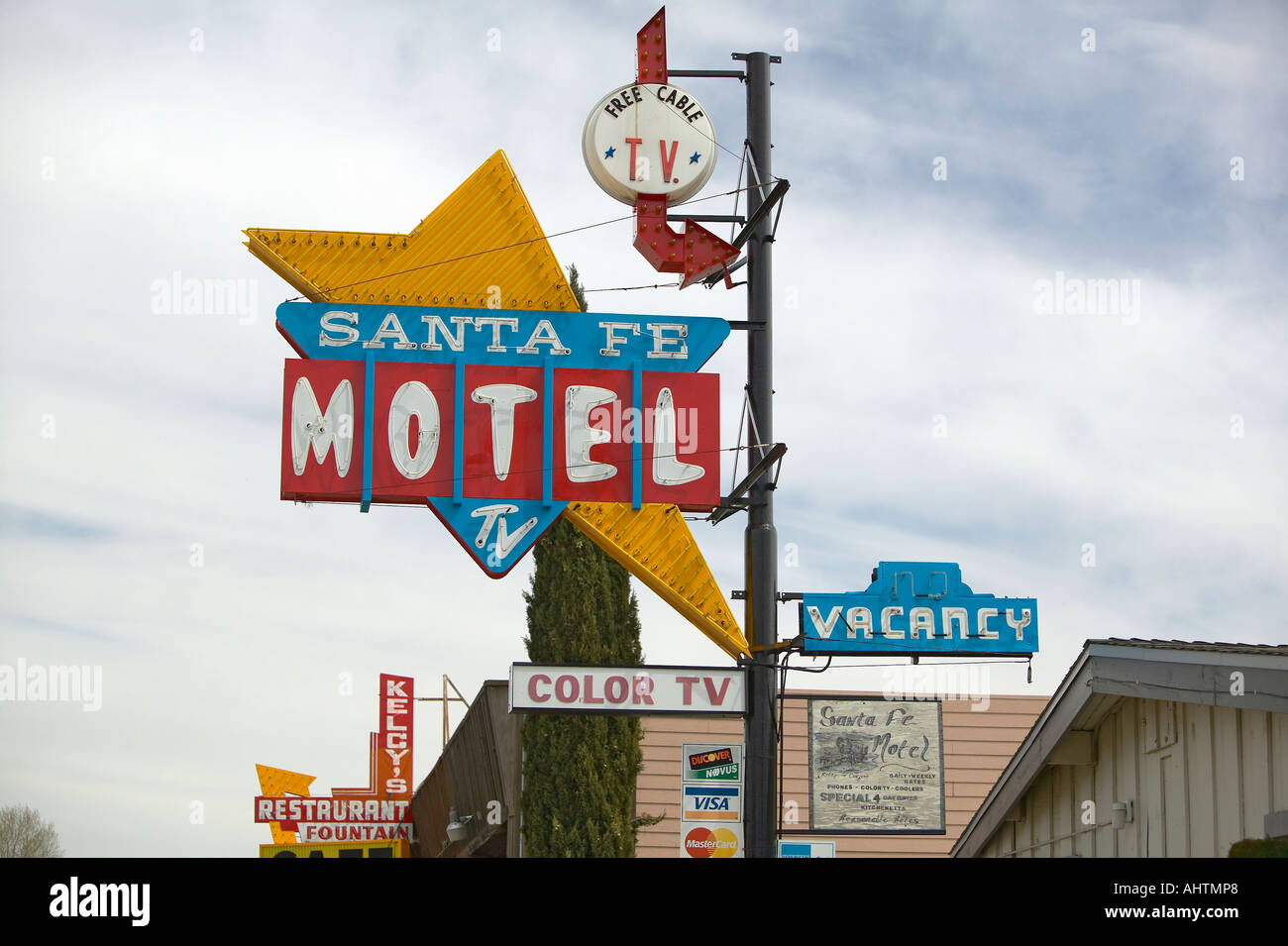 Un style années 50 en néon dans la journée lit Santa Fe Motel avec TV couleur à Tehachapi en Californie Banque D'Images