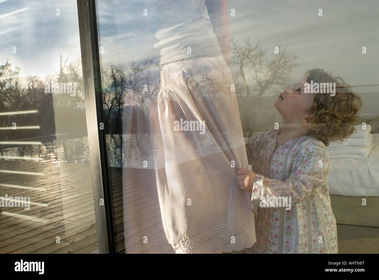 Mère et fille (0-2) à fenêtre. Banque D'Images