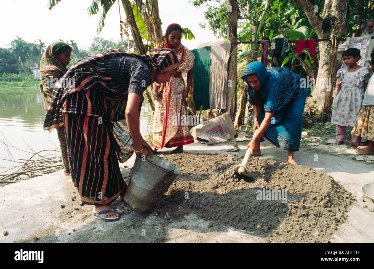 Des femmes d'une coopérative, en collaboration avec la Grameen Bank, travaillent sur un chantier de construction. Bangladesh Banque D'Images