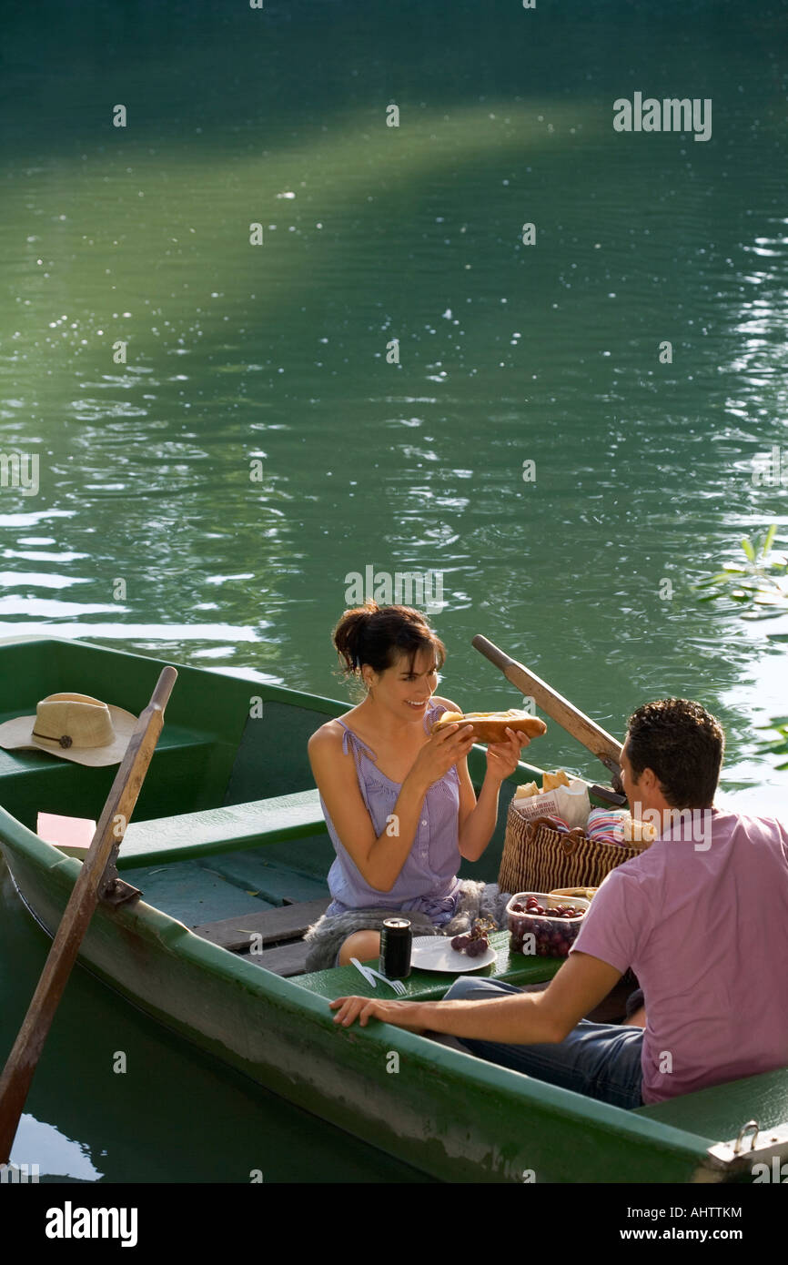 L'homme et la femme un pique-nique sur le bateau Banque D'Images