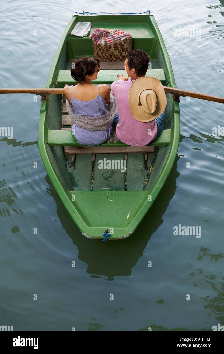 L'homme et la femme dans un bateau Banque D'Images