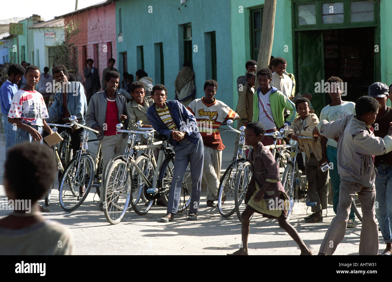 Jeunes hommes accrochés autour d'un magasin de vélos. Mekelle, Tigray, Éthiopie Banque D'Images