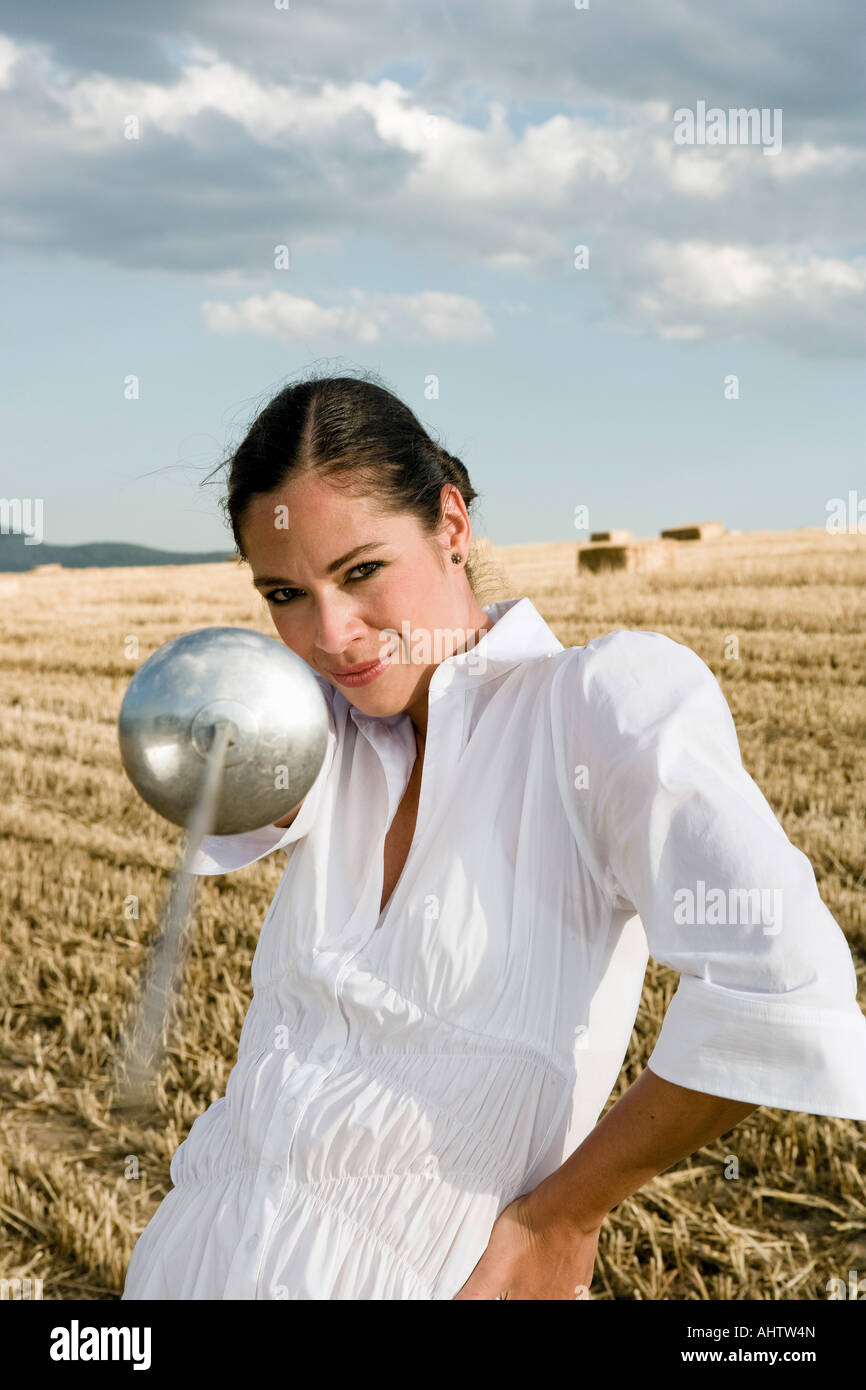Woman pointing sword en champ de blé. Banque D'Images