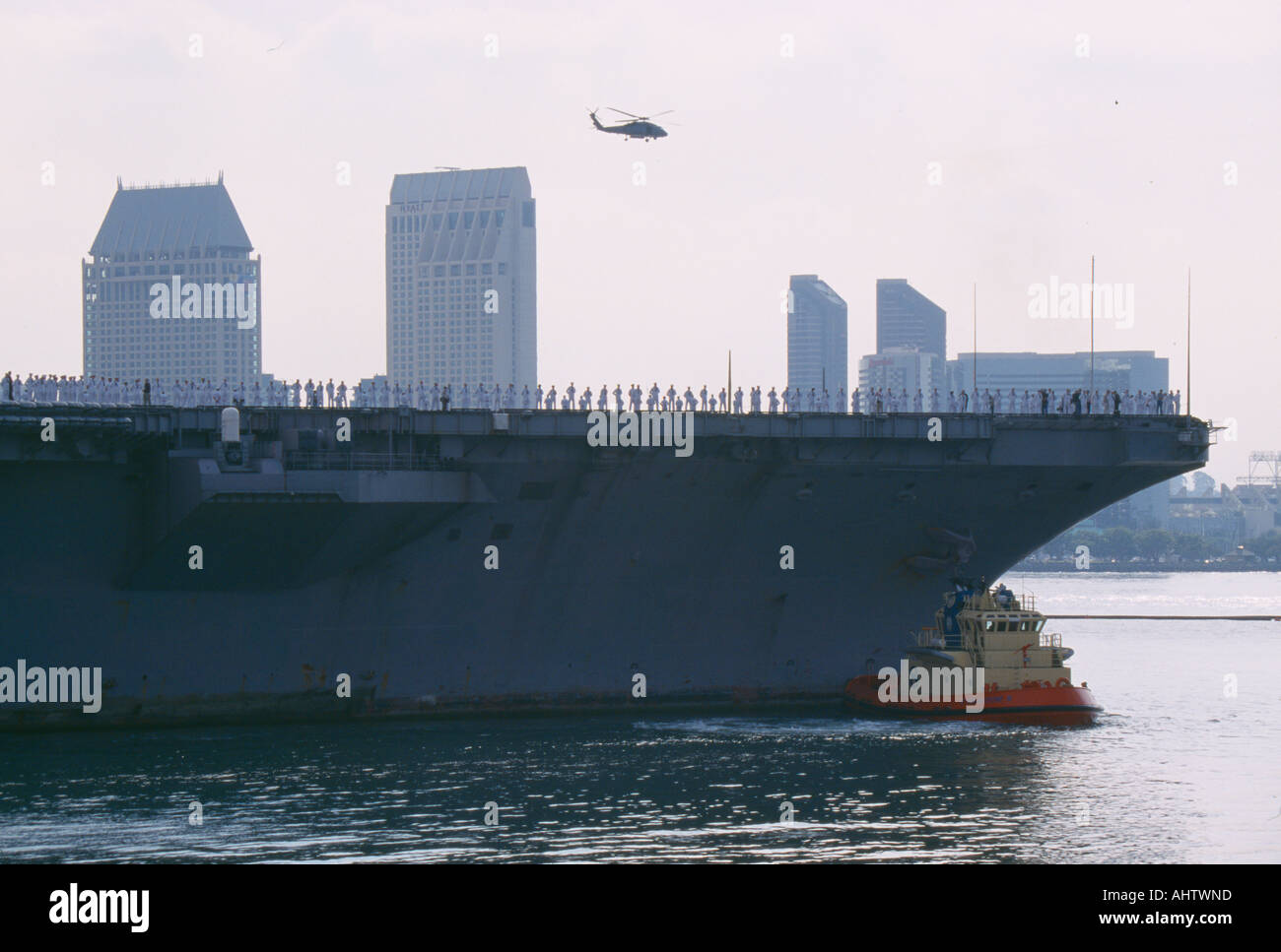 USS Abraham Lincoln en arrivant à la maison après une période de service Banque D'Images