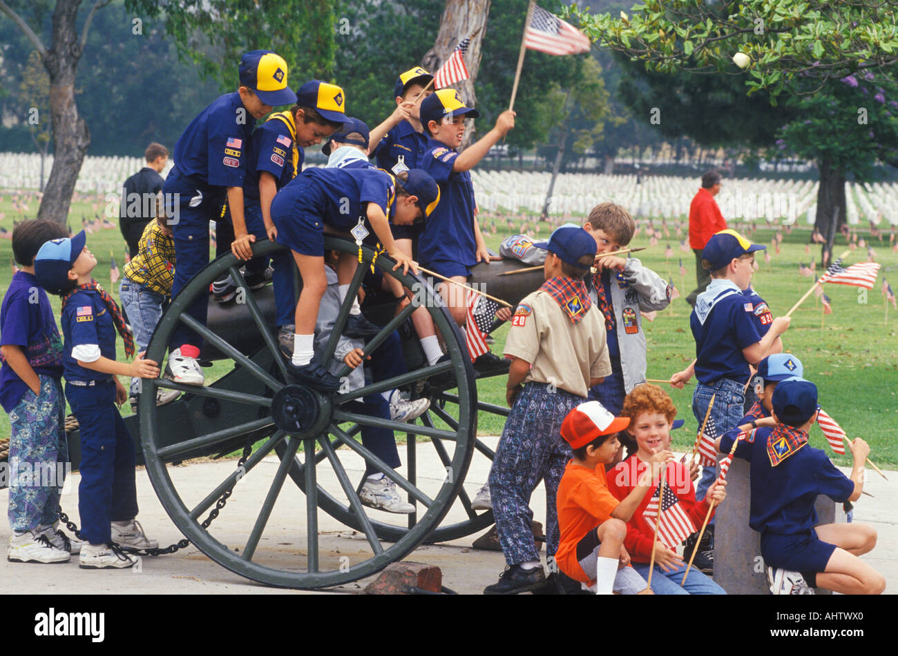Louveteaux jouant sur des canons du Cimetière National vétéran s Los Angeles California Banque D'Images