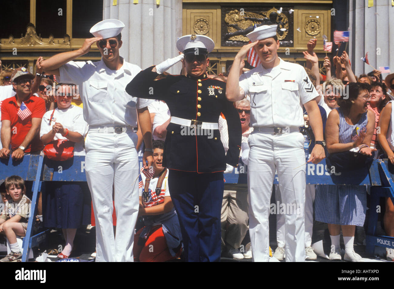 Deux marins américains et un Marine américain saluant au Nord Parade Banque D'Images
