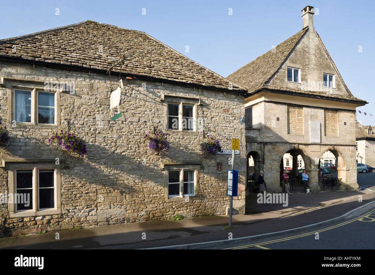 La vieille Ram Inn et la halle de la place du marché dans le village de Cotswold Minchinhampton, Gloucestershire Banque D'Images