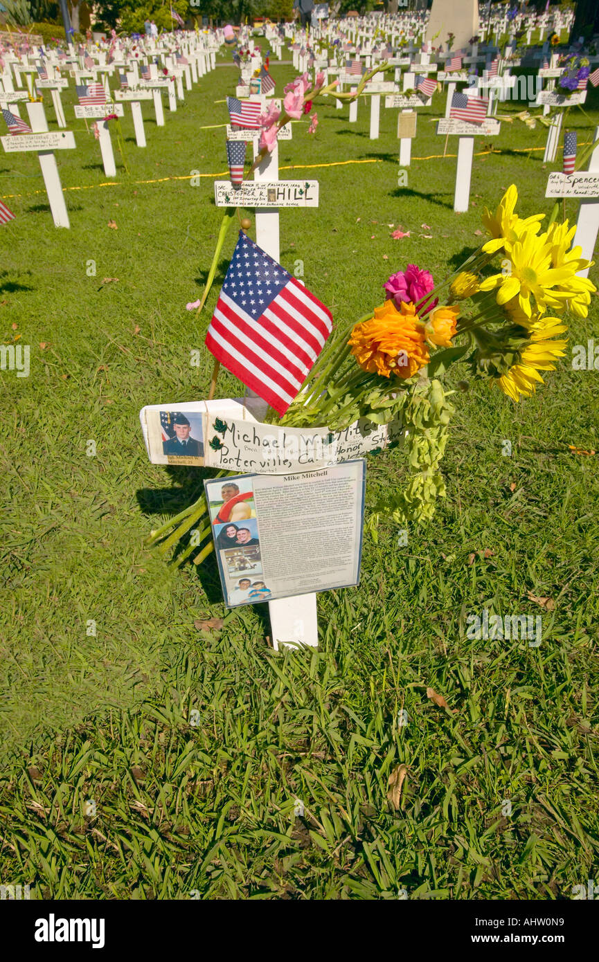 Les marqueurs de maquette les soldats américains qui sont morts dans la guerre en Irak à Arlington West Santa Barbara CA Banque D'Images