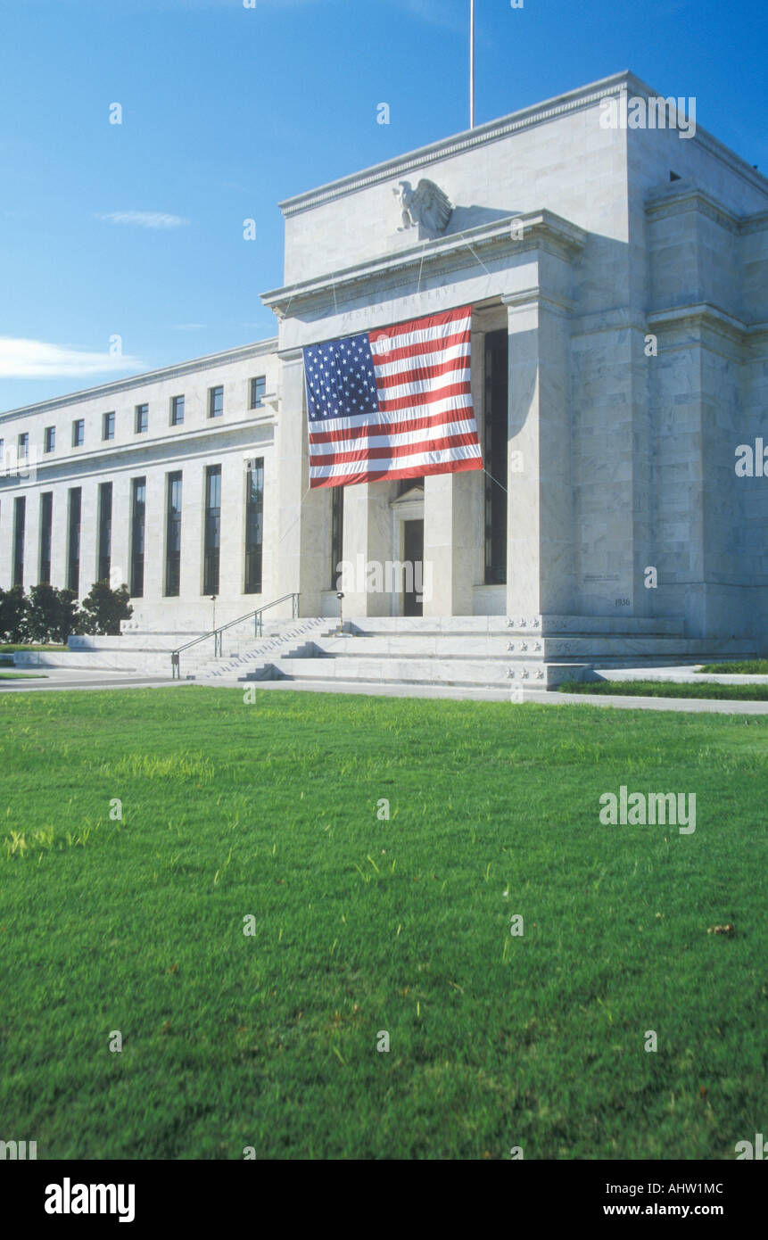 Drapeau américain suspendu à la Banque fédérale de réserve Washington D C Banque D'Images