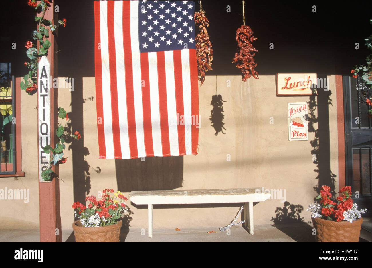 Drapeau américain en face de l'Antique Store Santa Fe New Mexico Banque D'Images