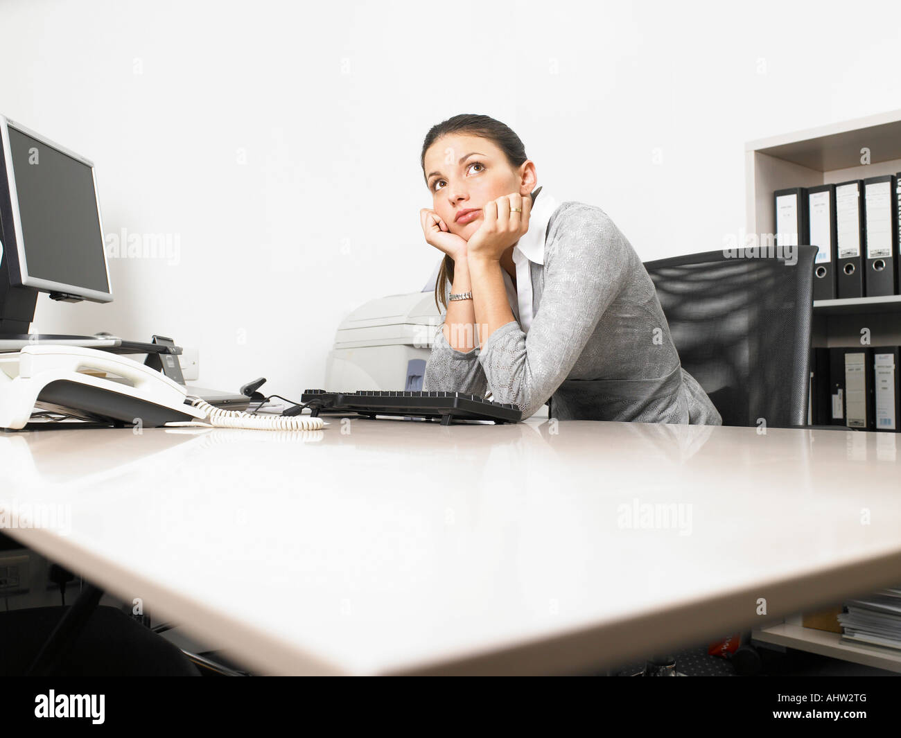 Businesswoman at her desk Banque D'Images