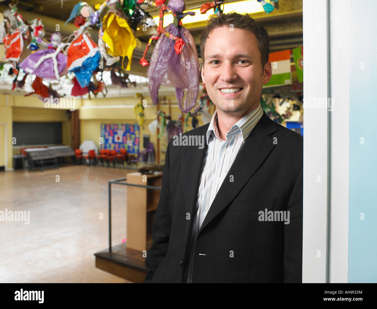 Enseignant en salle d'école Banque D'Images