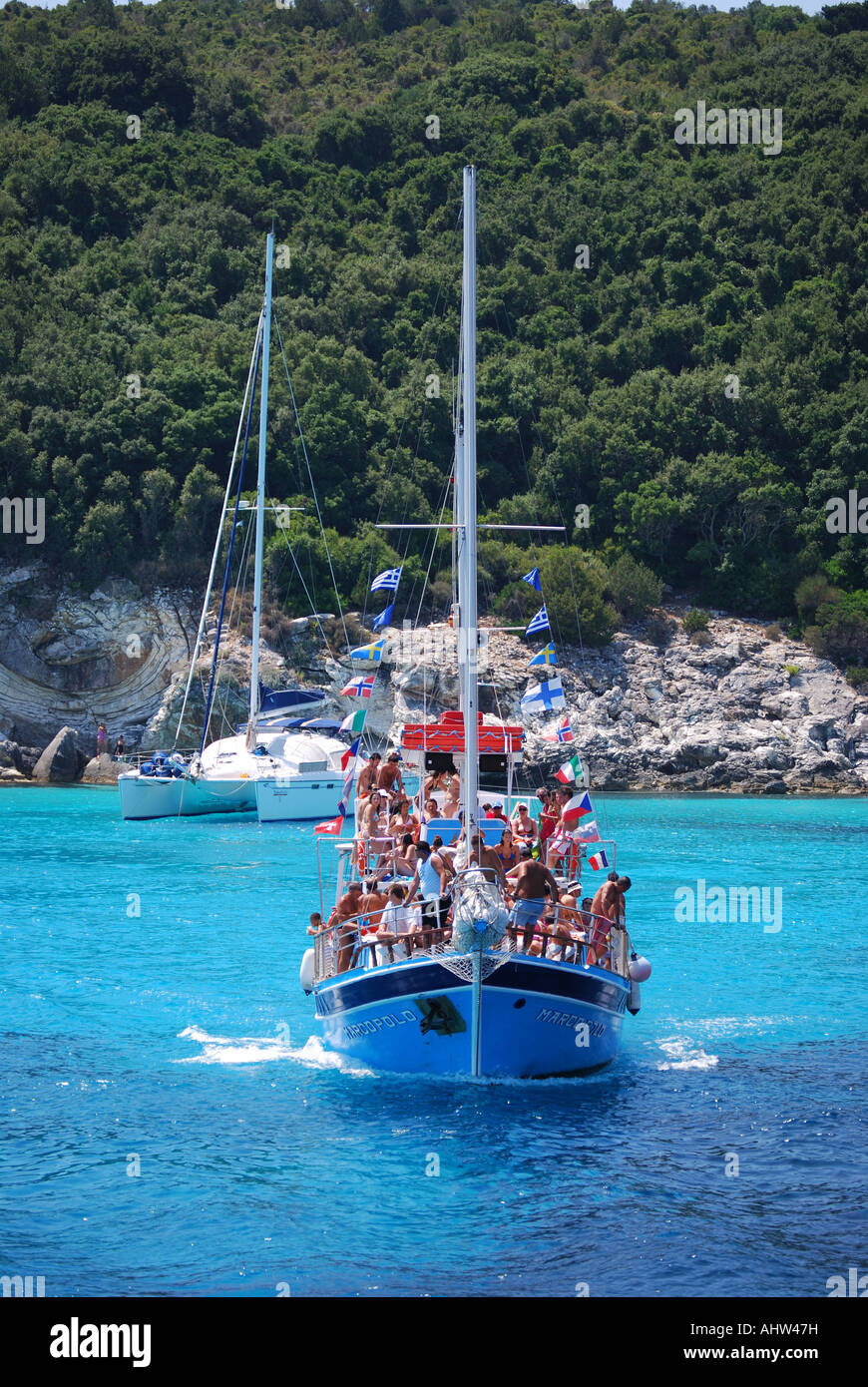 Bateau d'excursion surpeuplé, Antipaxos, Iles Ioniennes, Grèce Banque D'Images