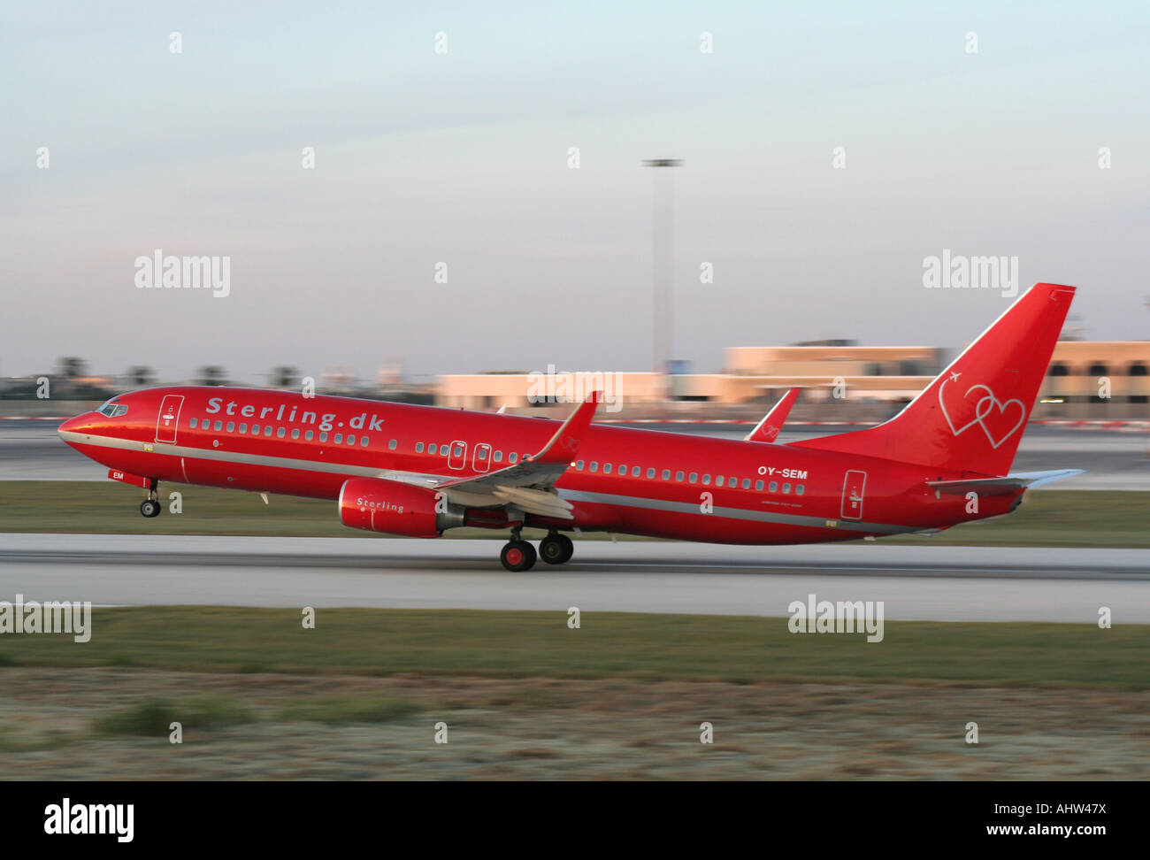 Sterling Airlines Boeing 737-800 décoller de Malte. Photo panoramique avec pour arrière-plan flou. Banque D'Images