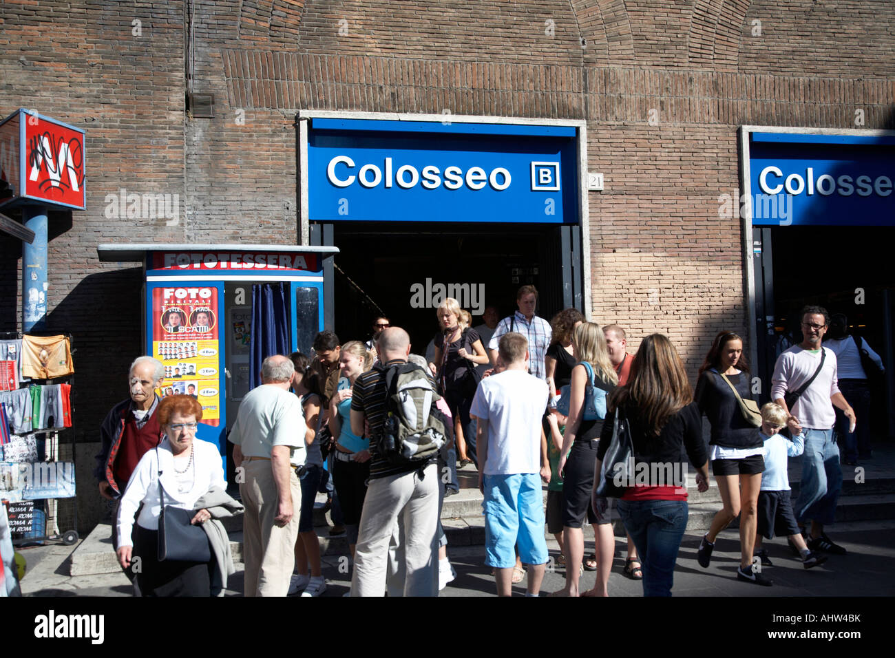 Les navetteurs et les touristes quitter la station Colosseo sortie du métro de la Ville Rome Lazio Italie Banque D'Images