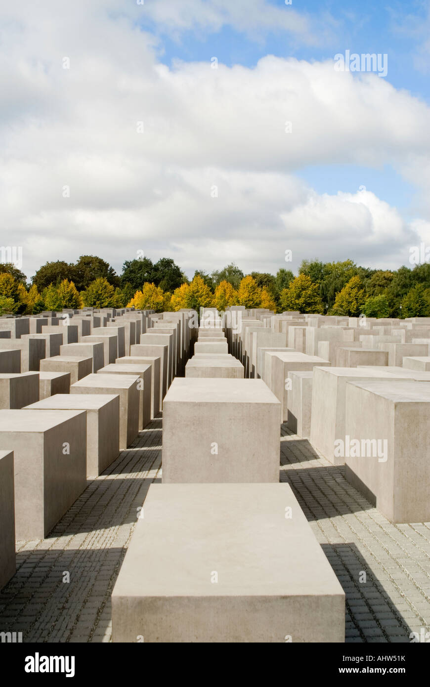 Grand angle vertical de l'Holocaust Memorial, aka Monument aux Juifs assassinés, à Berlin lors d'une journée ensoleillée. Banque D'Images