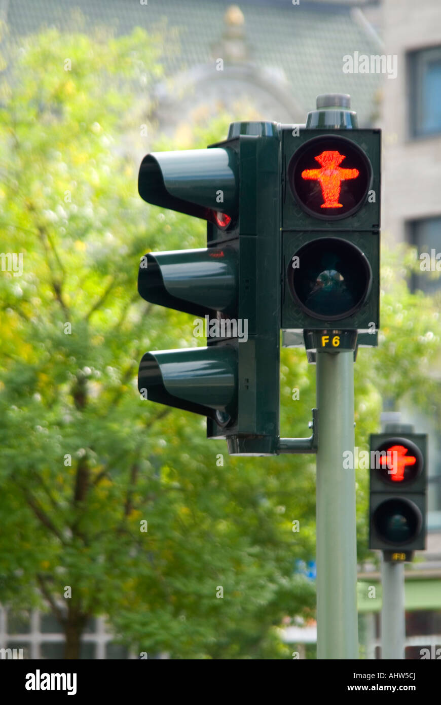 La verticale de près de l'allemand est nettement vert/rouge symboles hommes aux feux de circulation à Berlin. Banque D'Images