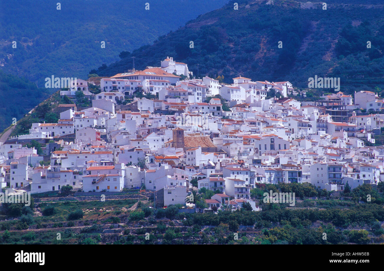 Le village blanc (Pueblo Blanco) de Sedella en Espagne Banque D'Images