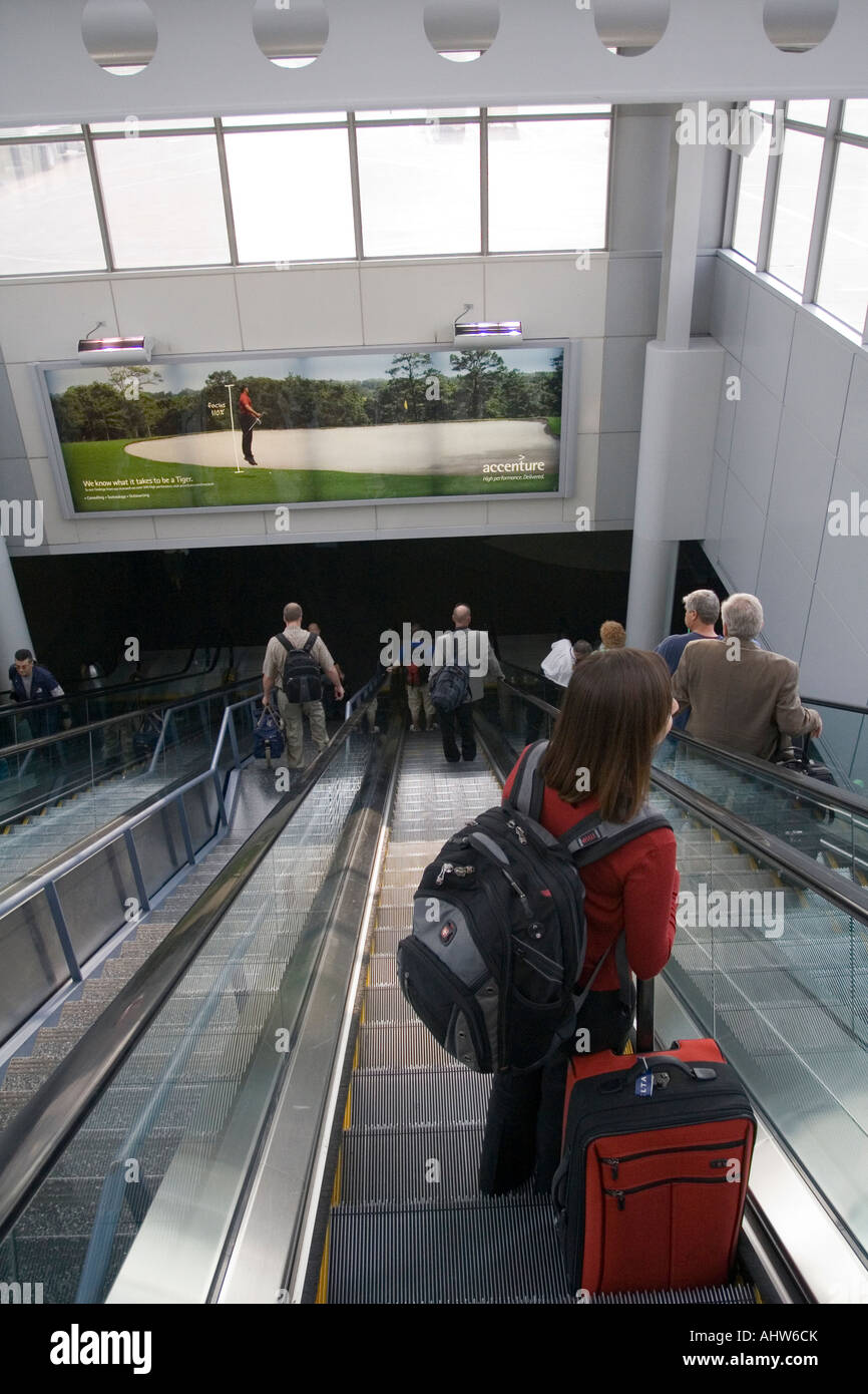 Escalator pour les passagers à Chicago's O'Hare Airport Banque D'Images