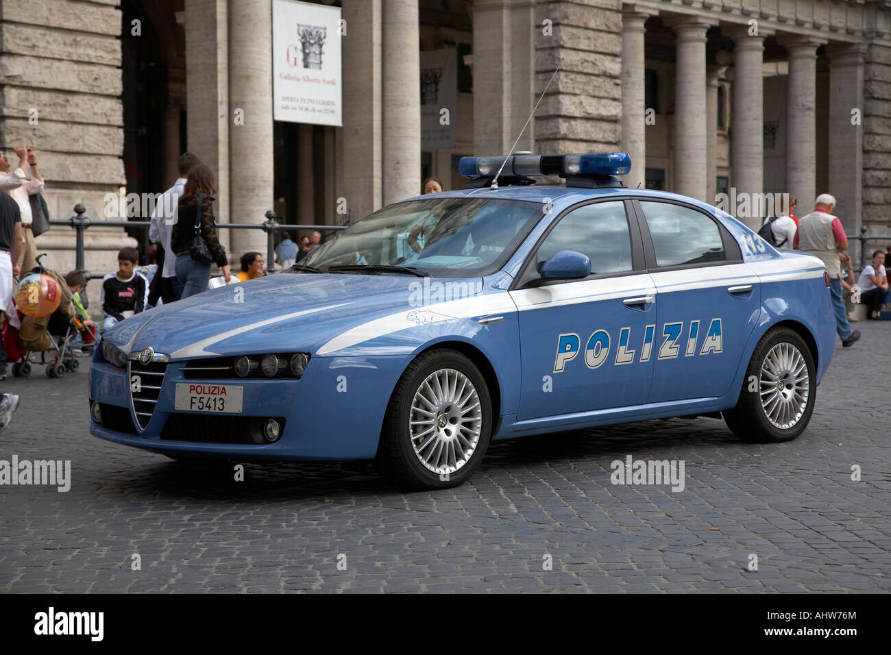 Alfa Romeo 159 rapide squadra volante voiture de police sur la Piazza Colonna Rome Lazio Italie Banque D'Images