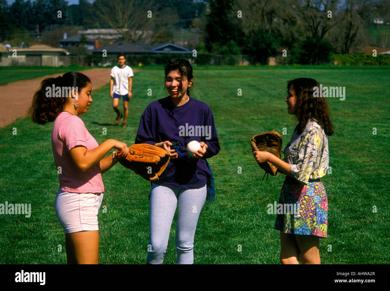 Les adolescents, les adolescents hispaniques hispaniques. adolescentes, les filles, les adolescents, les étudiants, jouer à la balle molle, d'école, Novato, comté de Marin, en Californie Banque D'Images