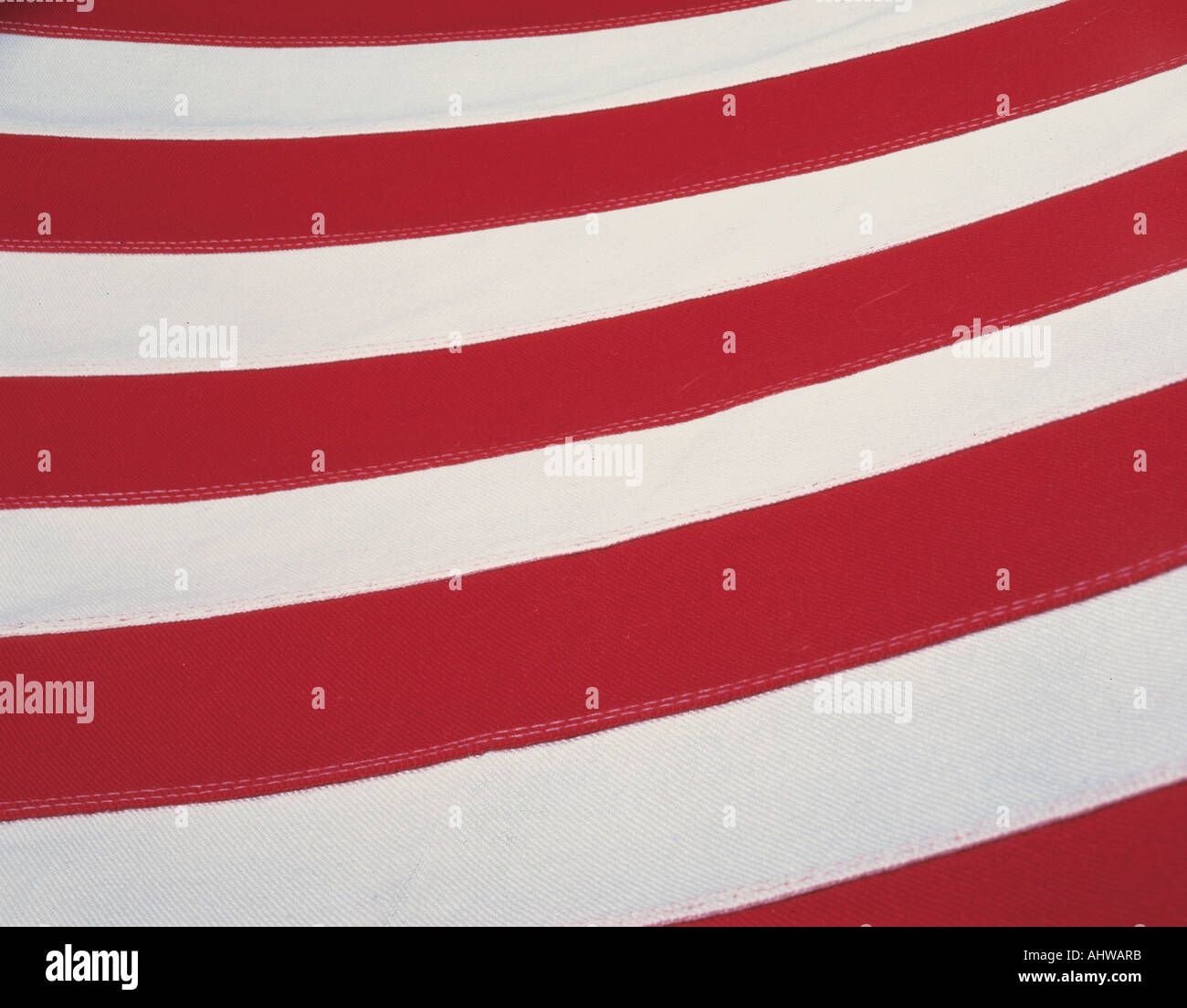 Ce sont les rayures rouges et blanches d'un drapeau américain qu'ils traversent l'image horizontalement jusqu'incurver vers le côté droit Banque D'Images