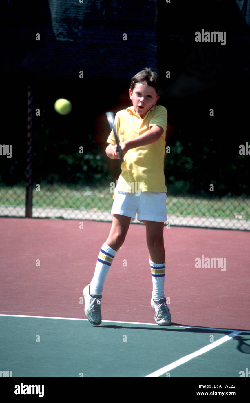 8 ans participe à un tournoi de tennis Banque D'Images