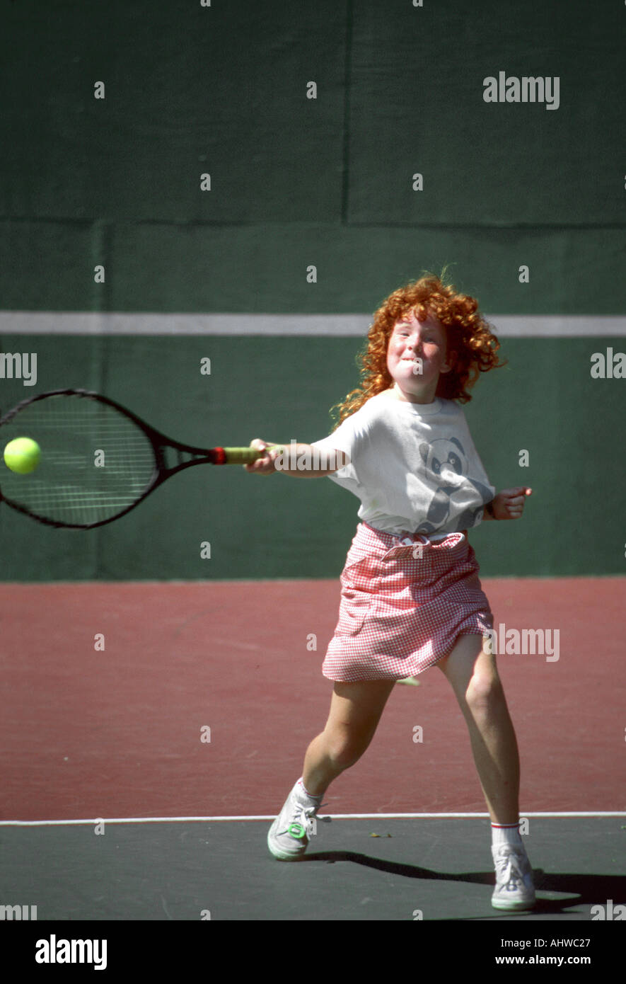 11 ans femme participe à un tournoi de tennis Banque D'Images