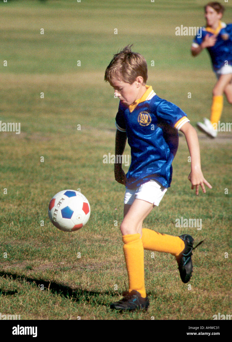 Action de soccer avec un garçon de 9 ans à coups de la balle Banque D'Images