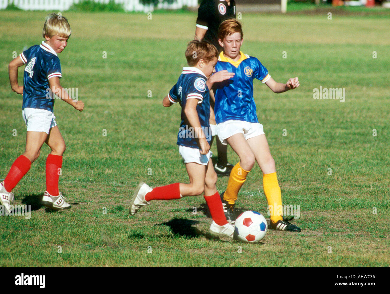Action de soccer avec 10 garçons de 12 ans Banque D'Images