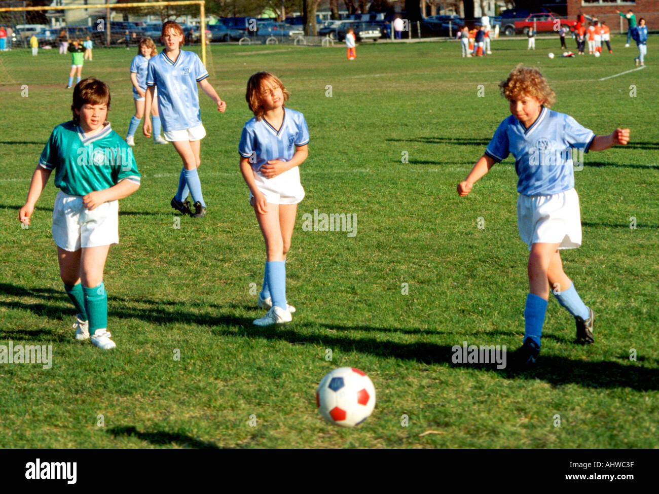 Les filles de 9 à 11 ans jouer au soccer Banque D'Images