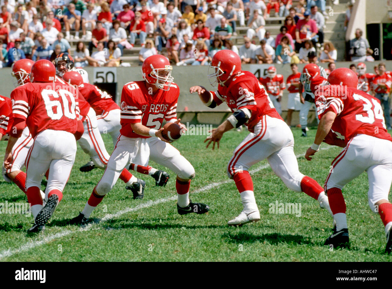 Action football quarterback hands off boule pour utiliser de nouveau Banque D'Images
